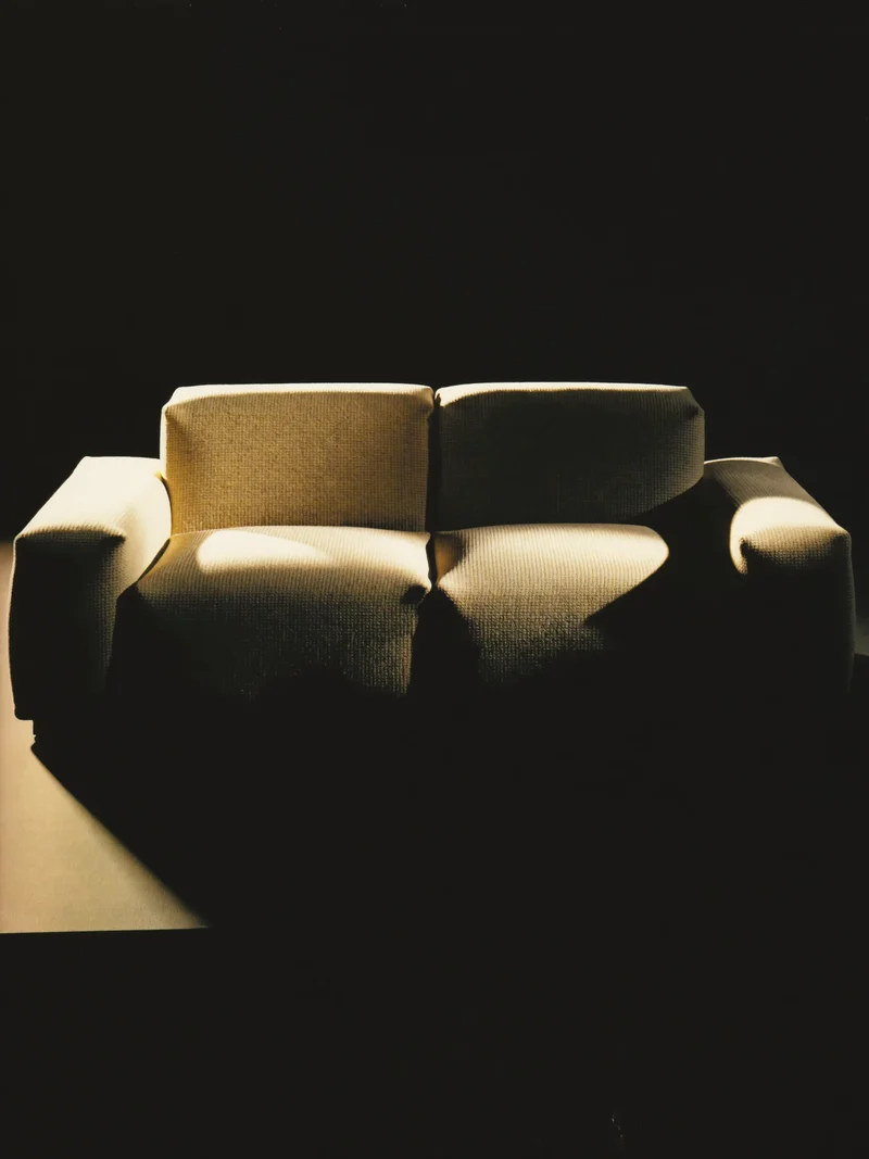 Illustration eines niedrigen modularen Sofas mit strukturiertem Stoff